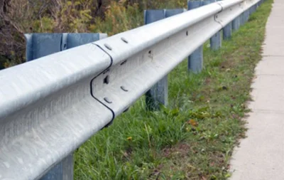 Feuerverzinkter Verkehrssicherheitsstahl-Leitplankenbau, Autobahnleitplanke, Metall-W-Träger, Thrie-Wave-Brückengeländer, gewellte, maßgeschneiderte Verkehrsbarriere